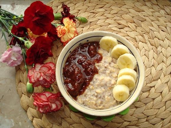 Owsianka na mleku z konfiturą truskawkową i bananem