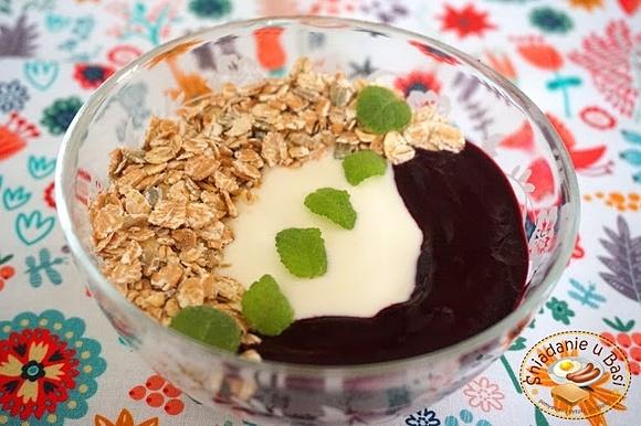 Jogurt jagodowy z płatkami 5 zbóż