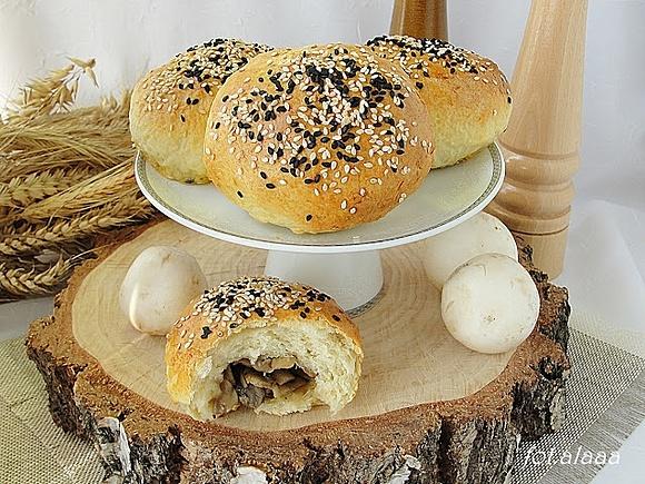 Bułki z pieczarkami - drożdżowe nadziewane pieczarkami na śniadanie