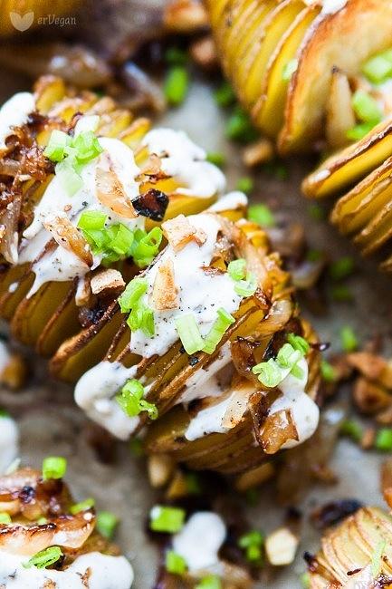 Wiejskie ziemniaki Hasselback z cebulą i śmietanką