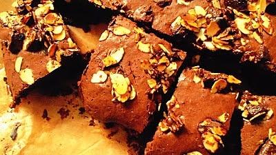 Brownie z migdałową posypką i czekoladą
