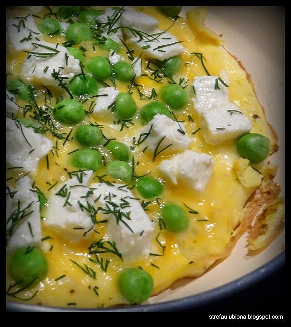 Omlet z groszkiem i fetą według Kudłatych Kucharzy