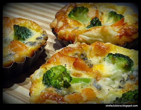 Mini tarty z brokułami łososiem i serem gorgonzola