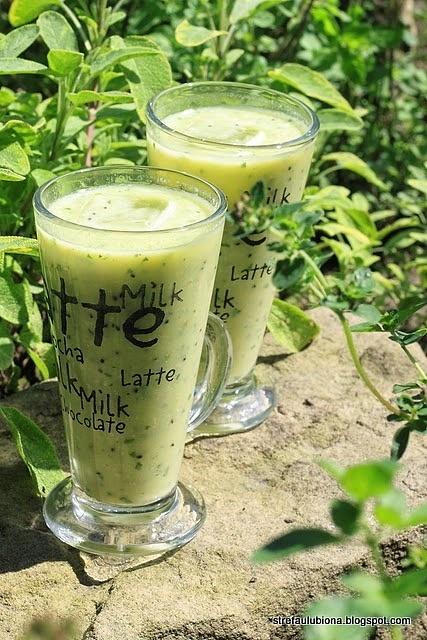 Koktajl fit z kiwi, selerem naciowym, sokiem pomarańczowym i kefirem