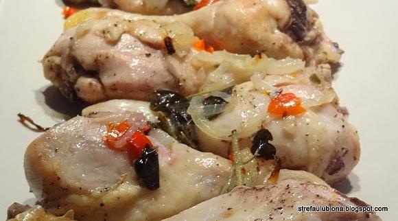 Pałki z kurczaka z chilli i cebulą pieczone w folii