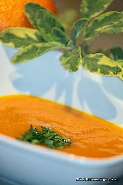 Zupa z pieczonej dyni z sokiem z pomarańczy