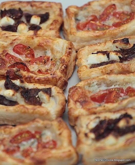 Ciasto francuskie z pomidorami i gorgonzolą oraz suszonymi pomidorami