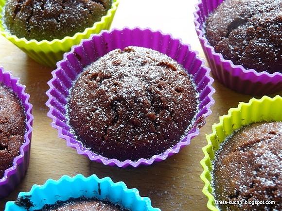 Muffiny z orzechami rodzynkami i coca colą