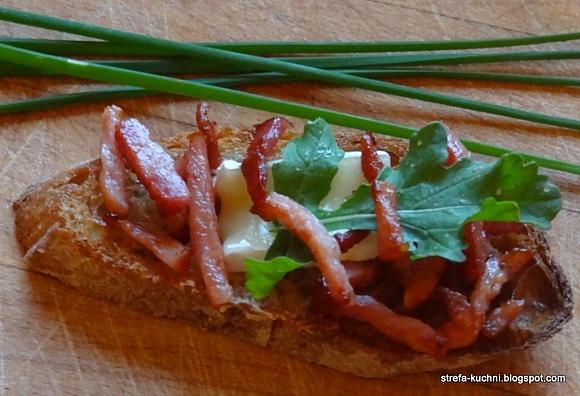 Bruschetta z boczkiem i serem Camembert