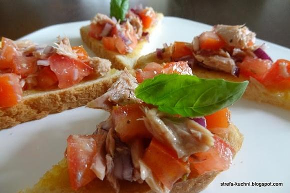 Bruschetta z tuńczykiem i pomidorami