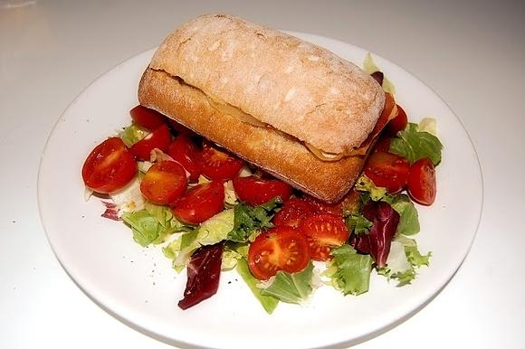 Ciabatta z jajkiem i szynką parmeńską na sałacie