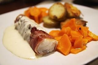 Dorsz z szynką serrano w sosie z pieczonego czosnku