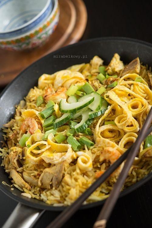 Nasi goreng - indonezyjskie smażony ryż z mięsem i owocami morza