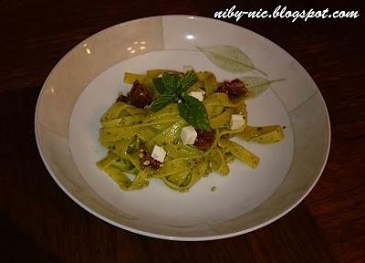 Makaron z pesto suszonymi pomidorami i fetą