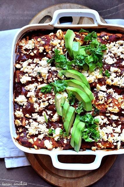 Enchiladas z czarną fasolą, dynią i wołowiną w sosie pomidorowym