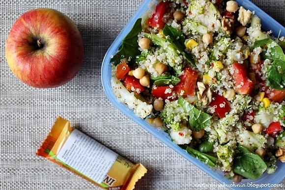Danie do lunch boxa z komosą ryżową i warzywami