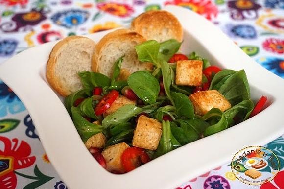 Sałatka z granatem i tofu w kokosowej panierce