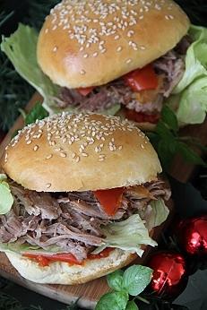 Hamburger z szarpaną wieprzowiną