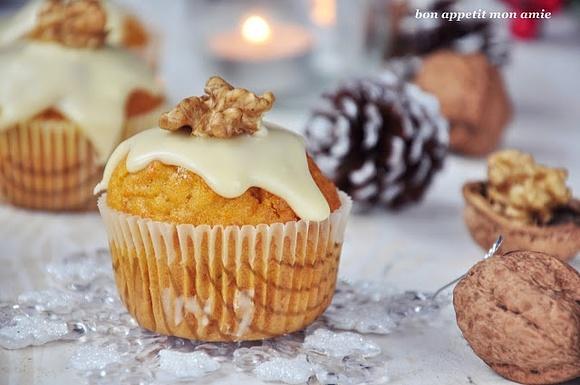 Zimowe muffiny marchewkowe ze śnieżną polewą