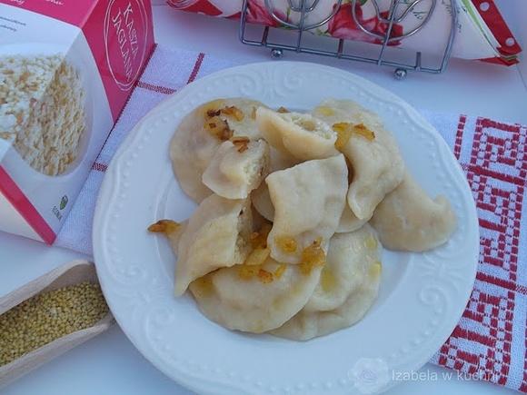 Pierogi z kaszą jaglaną, serem białym i cebulką