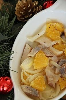 Śledzie w pomarańczach - przepis na słodko-słone danie