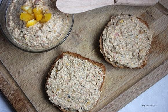 Wegańska pasta z tofu i papryki