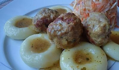 Kluski z dziurką do sosu, przepis na zimowe danie