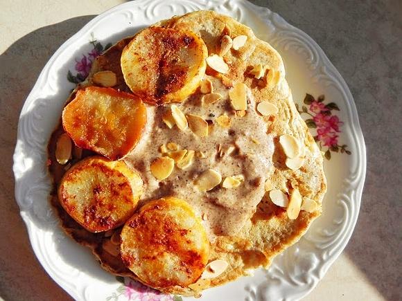Gryczany omlet z serkiem wiejskim i startą pietruszką