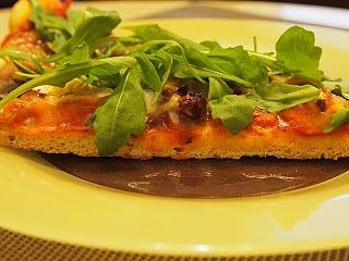 Kolorowa pizza z rukolą