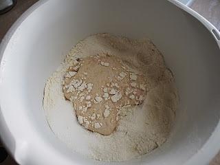 Podstawowe ciasto na pizzę z drożdży i mąki chlebowej