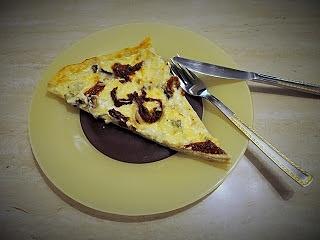 Pizza z sosem serowym i suszonymi pomidorami