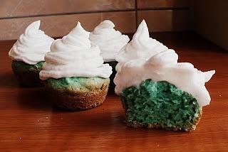 Smerfne niebieskie muffinki z czapeczkami
