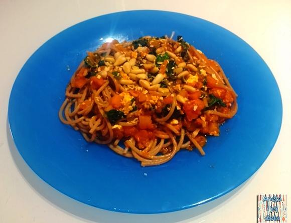Razowe spaghetti z dynią fetą i orzechami