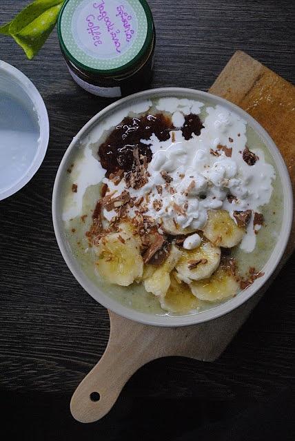 Cukiniowa owsianka z bananem, serkiem wiejskim i dżemem truskawkowym