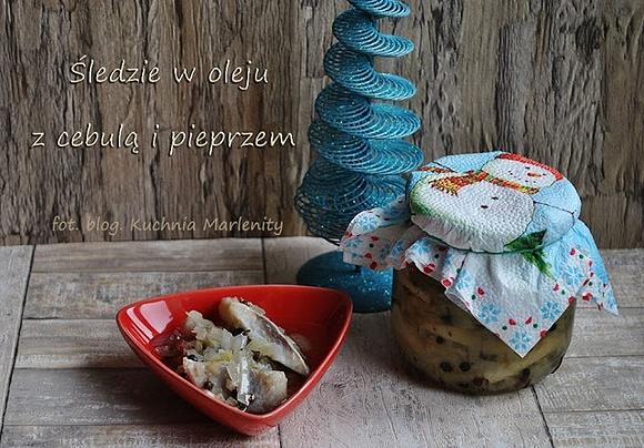 Śledzie w oleju z cebulką i kolorowym pieprzem
