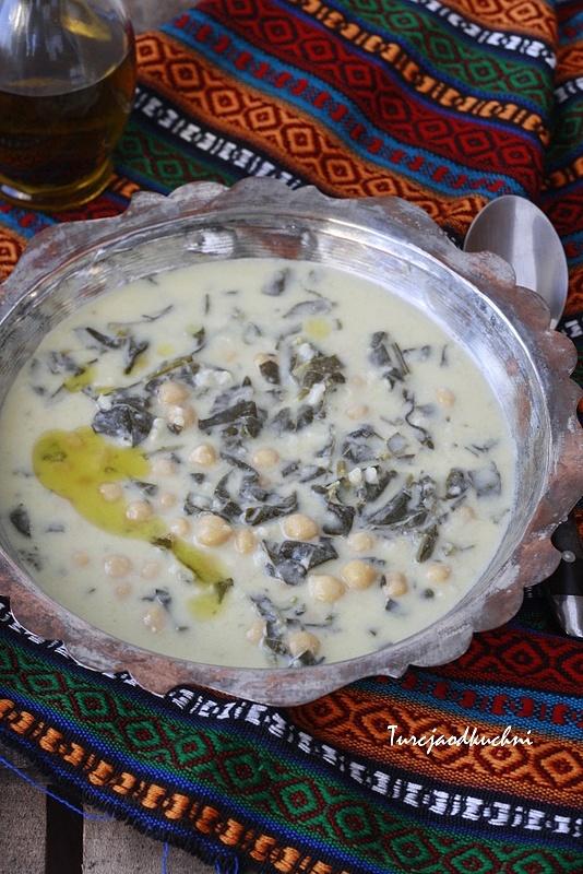 Zupa jogurtowa ze szpinakiem i ciecierzycą
