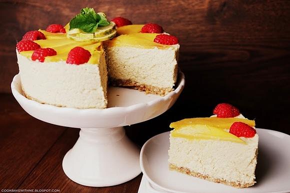 Sernik wegański z mango, limonką i kokosem