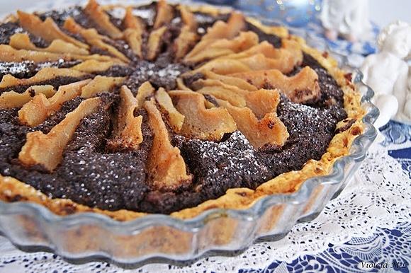 Tarta z makiem i gruszkami na żurawinowym spodzie