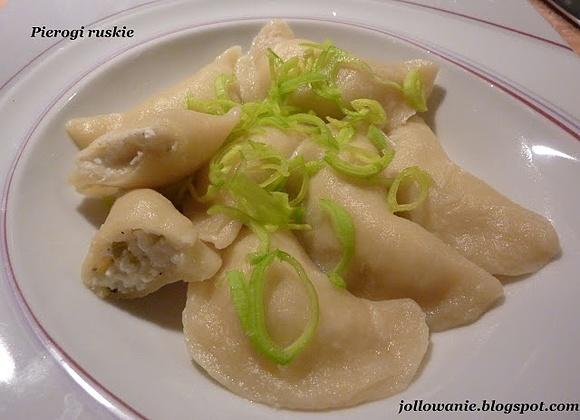 Pierogi ruskie z ziemniakami, cebulą i porem