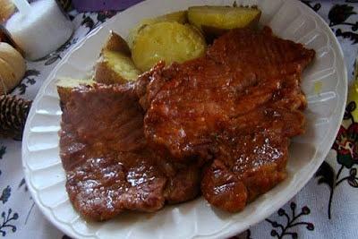 Grillowana karkówka z ziemniakami i masłem czosnkowym