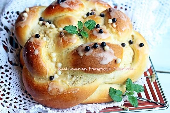 Maślana chałka domowa z zaplataniem w okrągły kształt