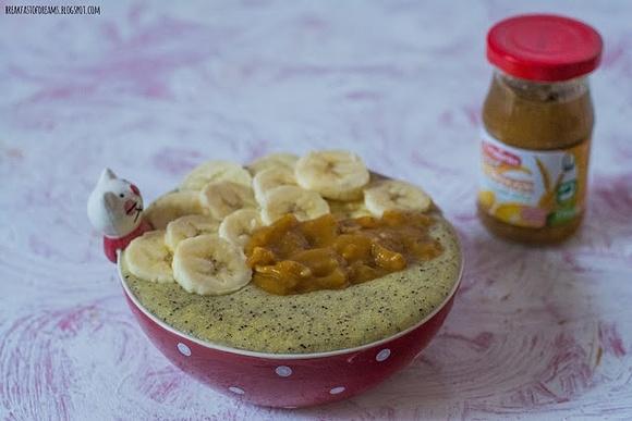 Makowe kropki z kaszką kukurydzianą i bananem
