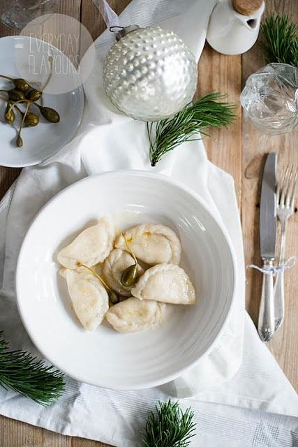 Pierogi z łososiem, ricottą i kaparami