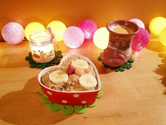 Owsianka z suszonymi śliwkami i bananem
