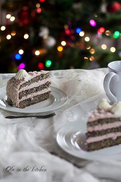 Tort makowy z kremem truskawkowym
