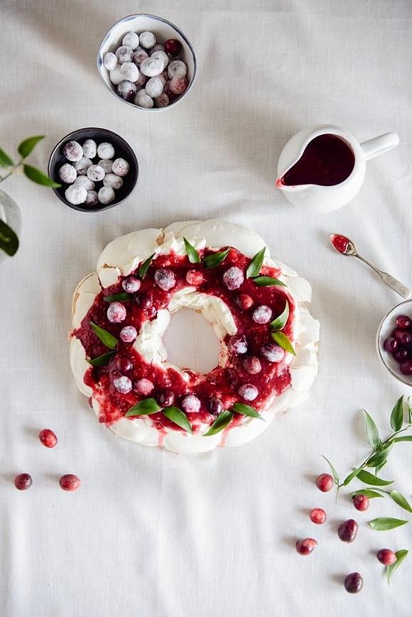 Świąteczna Pavlova z żurawiną
