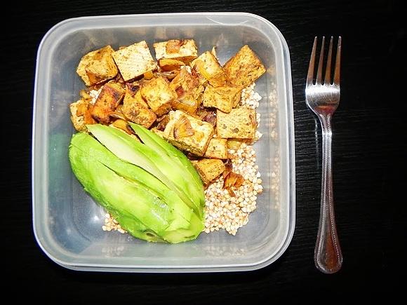 Tofu marynowane w sosie sojowym z cytryną i wasabi podane z kaszą gryczaną i awokado