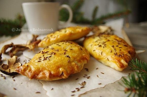 Pieczone pierożki z kapustą i grzybami