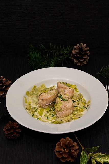 Roladki z dorsza w sosie porowo-śmietanowym