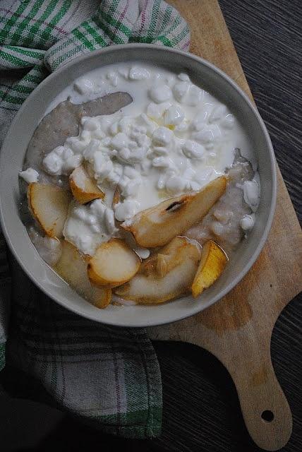 Owsianka z gruszką, serem wiejskim i miodem